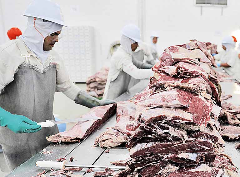 A demanda aquecida da carne bovina no exterior mantém as cotações elevadas | Crédito: REUTERS/Paulo Whitaker