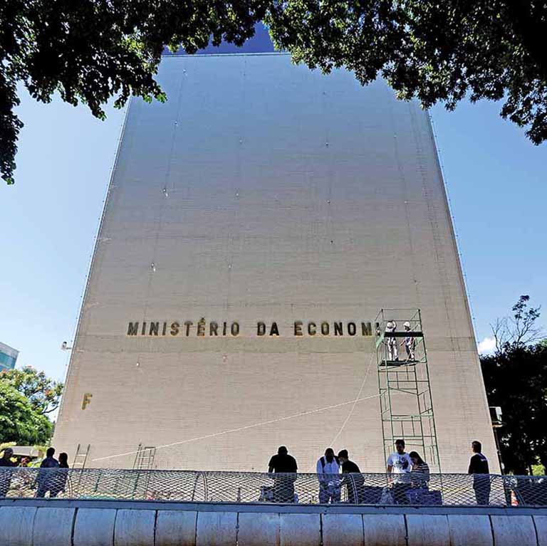 Economia estima rombo de R$ 787,4 bilhões para o governo central este ano