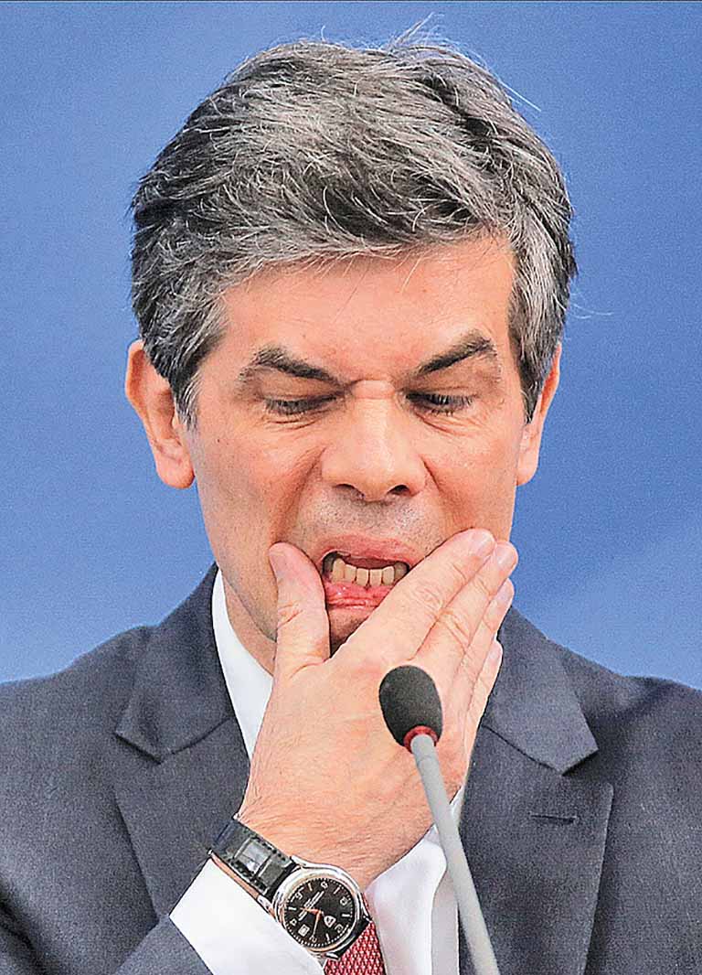 Isolado e sem defender posições do presidente, Teich vira alvo de bolsonaristas