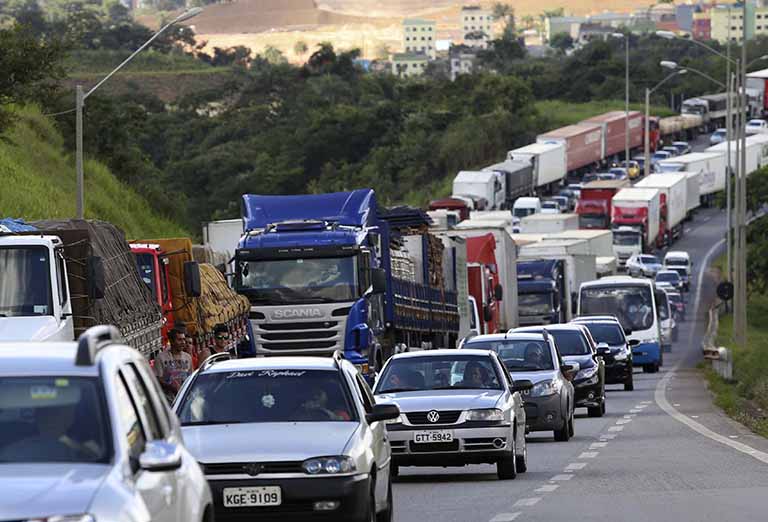 Demanda por transporte rodoviário de cargas no Brasil tem 1º recuo em um mês