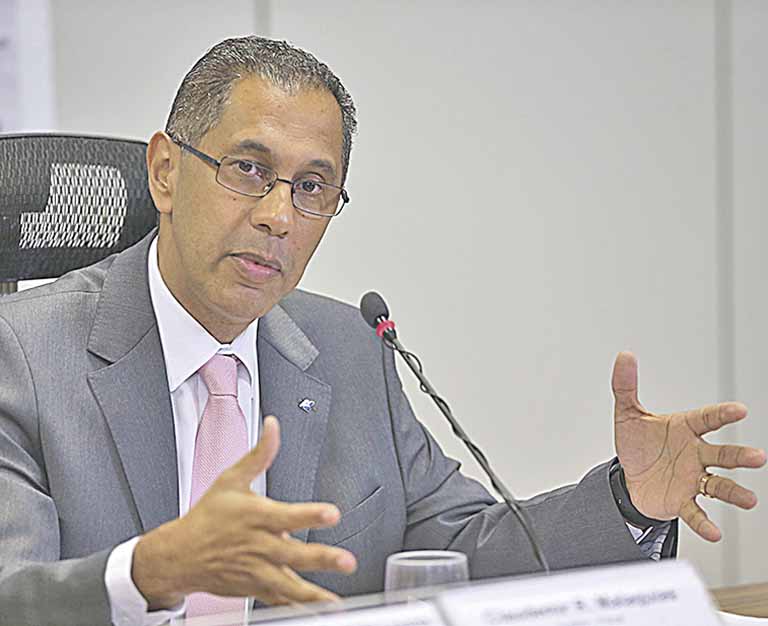 Arrecadação federal tem retração real de 32,92%