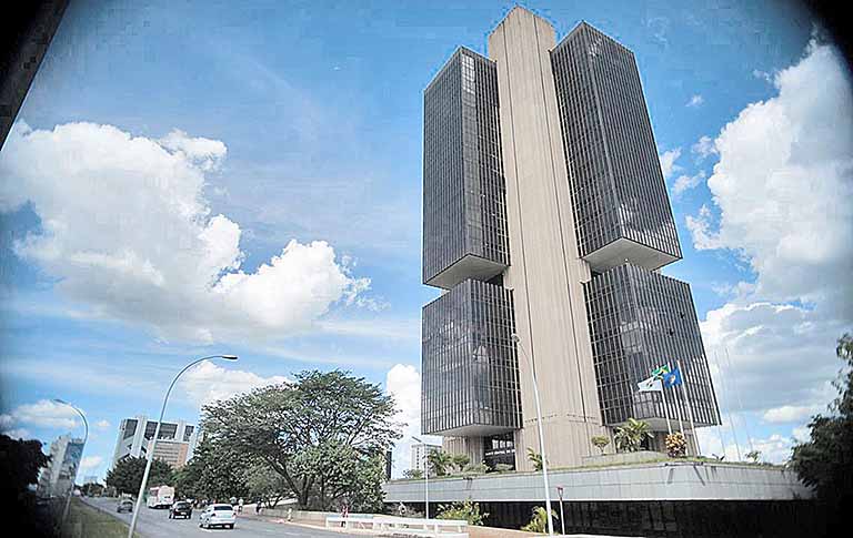 Mercado interrompe alta em projeção para inflação após 12 semanas