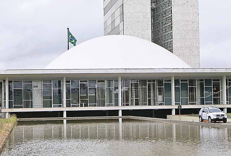 Senadores poderão votar de dentro do carro em agosto