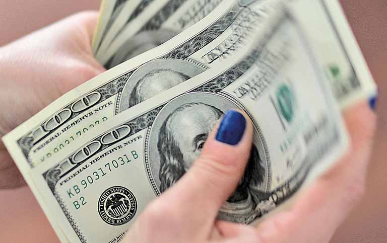 Dólar fecha abaixo dos R$ 6 pela 1ª vez no ano com moderação dos EUA em tarifas