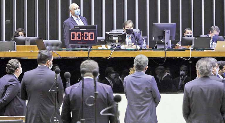 Aprovada PEC que adia o pleito para novembro