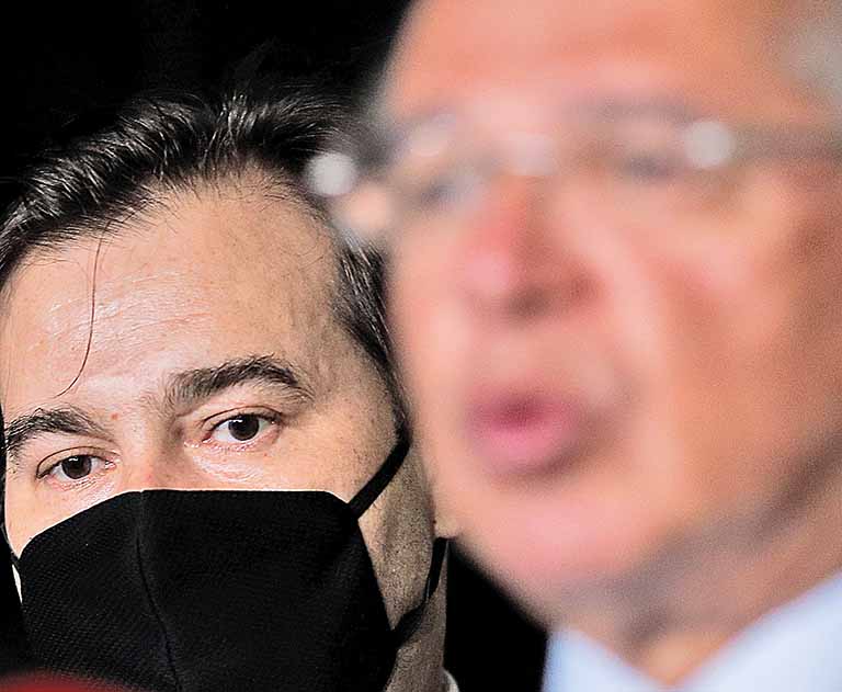 Maia faz gesto de reaproximação com Guedes