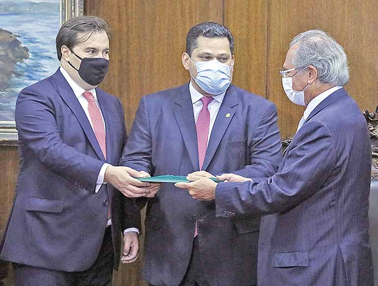 Guedes entrega projeto ao Congresso