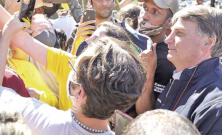 Bolsonaro recupera clima de campanha com viagens