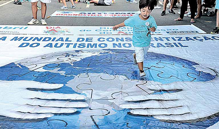 Cartilha de brincadeiras é lançada para autistas