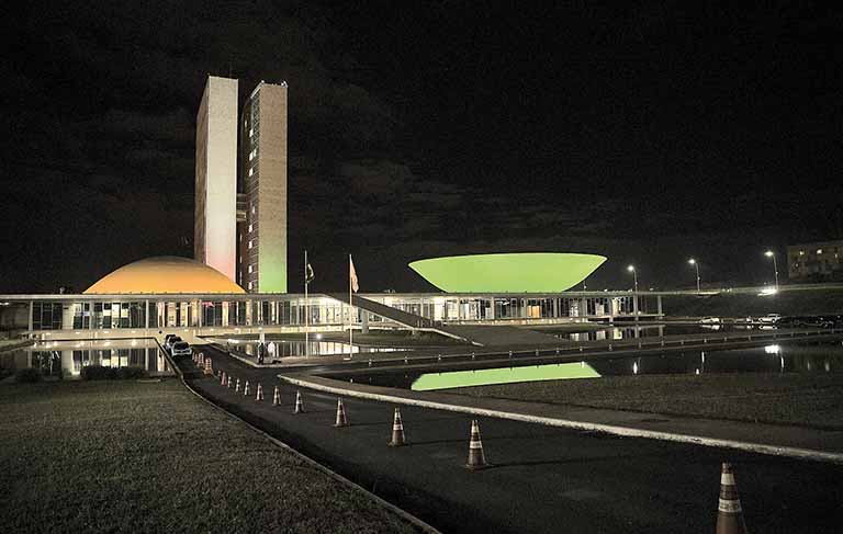 Democracia, sempre