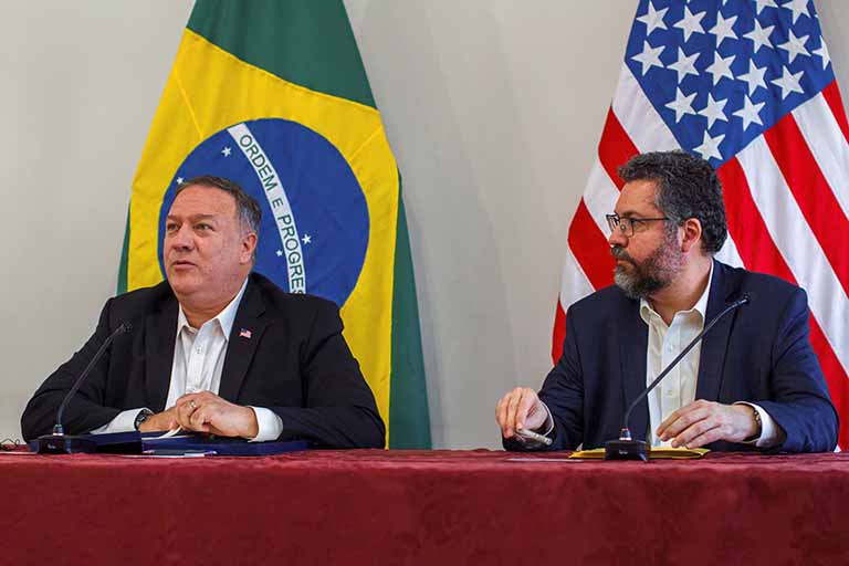 Araújo terá que explicar visita de Mike Pompeo