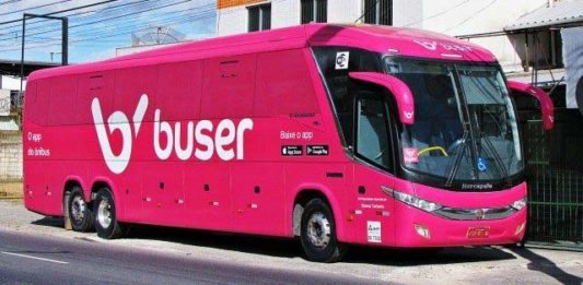 Ônibus de viagem da startup Buser