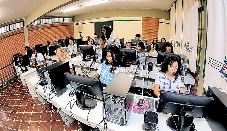Minas ampliará ensino em tempo integral