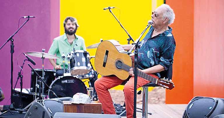 Jards Macalé presta uma homenagem a Hélio Oiticica