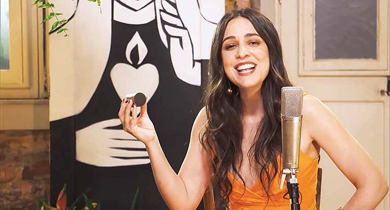 Roberta Sá revê carreira no Cine Theatro Brasil