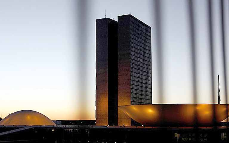 Parlamentares se movimentam para retomar análises