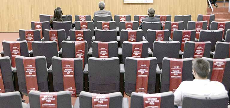 Reuniões só com uma pessoa a cada 4m2