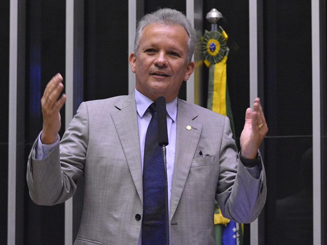Oposição pretende derrubar veto em trecho da LDO sobre vacinação