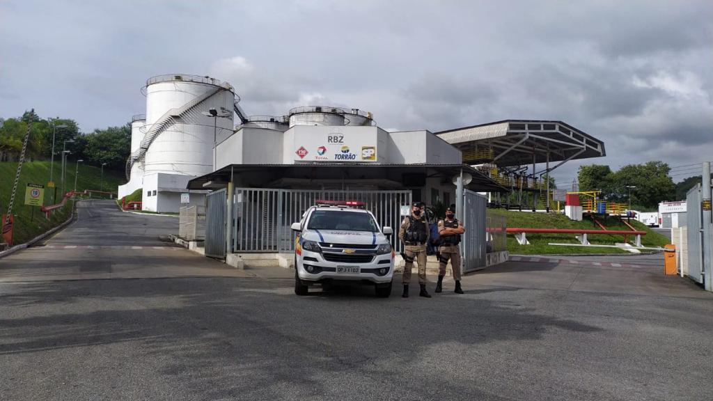 PMMG garante saída de caminhões-tanque com combustível