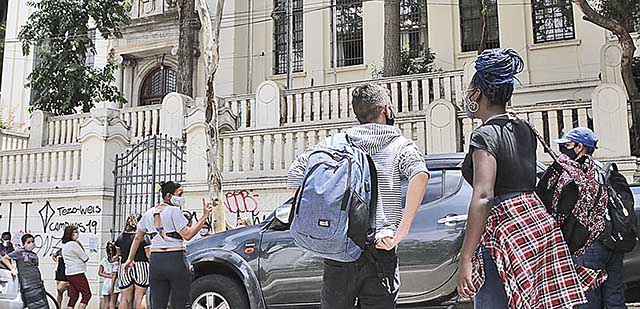 Escolas públicas começam a retomar as aulas no País