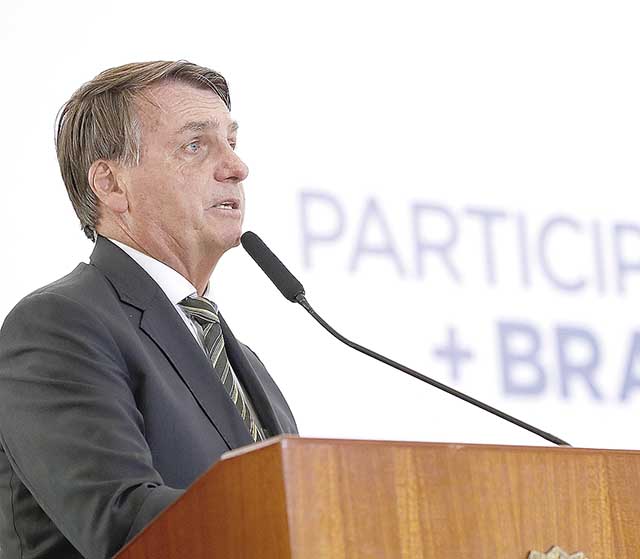 Bolsonaro admite que governo está negociando a retomada do auxílio emergencial