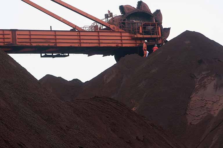 Minério de ferro salta mais de 5% na China com recuo na produção da Vale em 2020