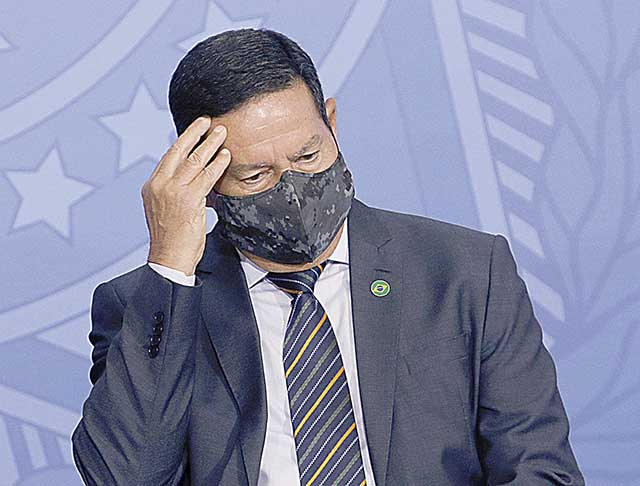 Mourão reconhece que governo falhou ao encerrar auxílio em dezembro