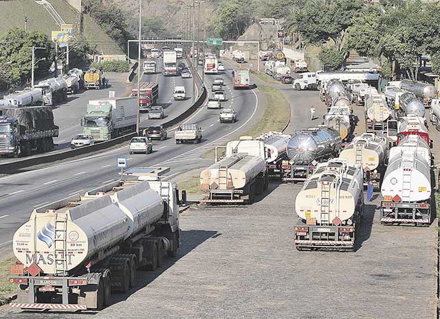 Transportadores de combustíveis decidem iniciar greve no Estado