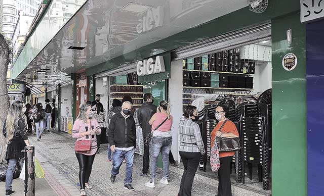 Apesar do aumento no número de casos de Covid, BH permanece aberta