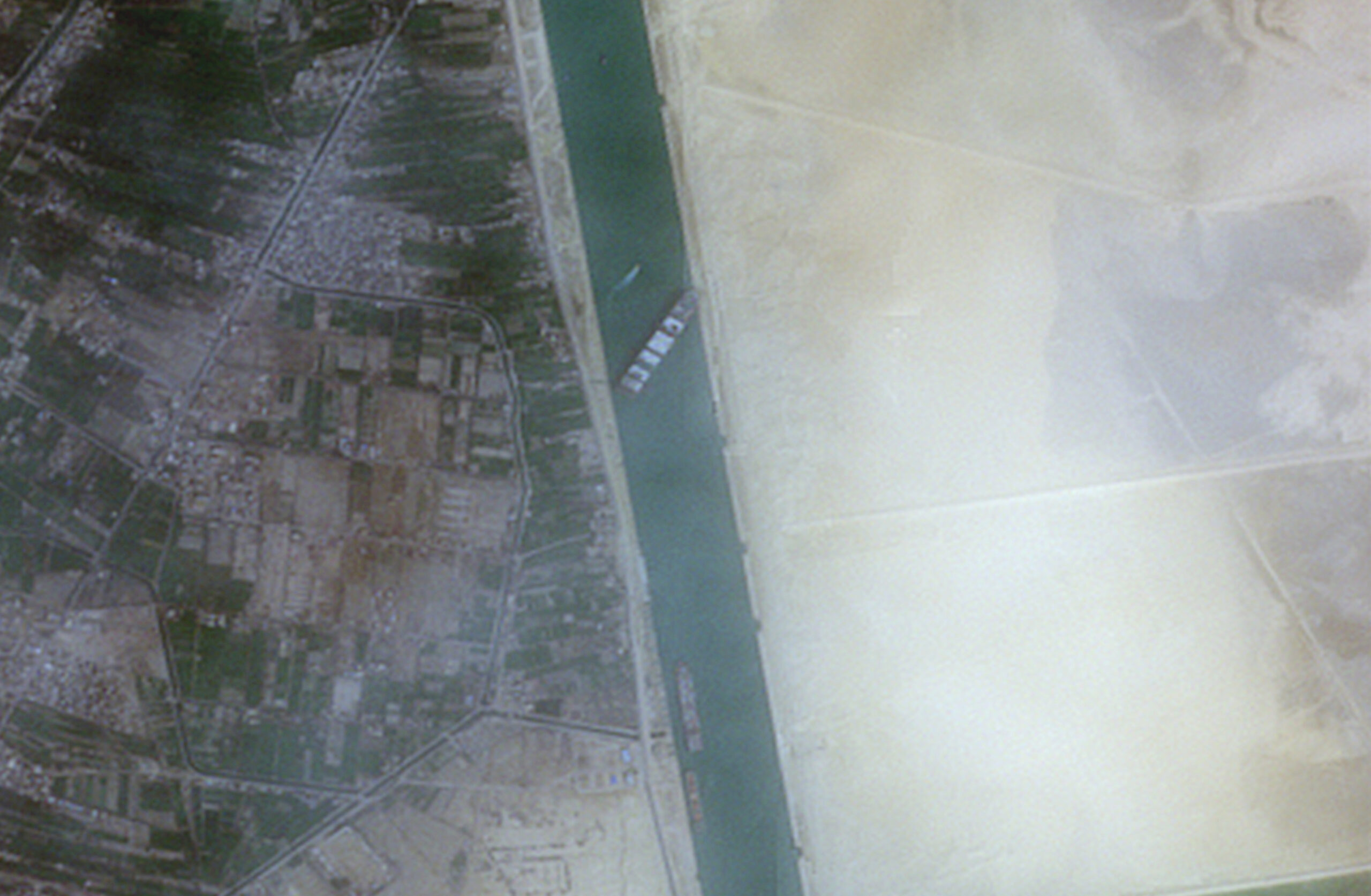 Liberação de navio encalhado no Canal de Suez pode levar semanas