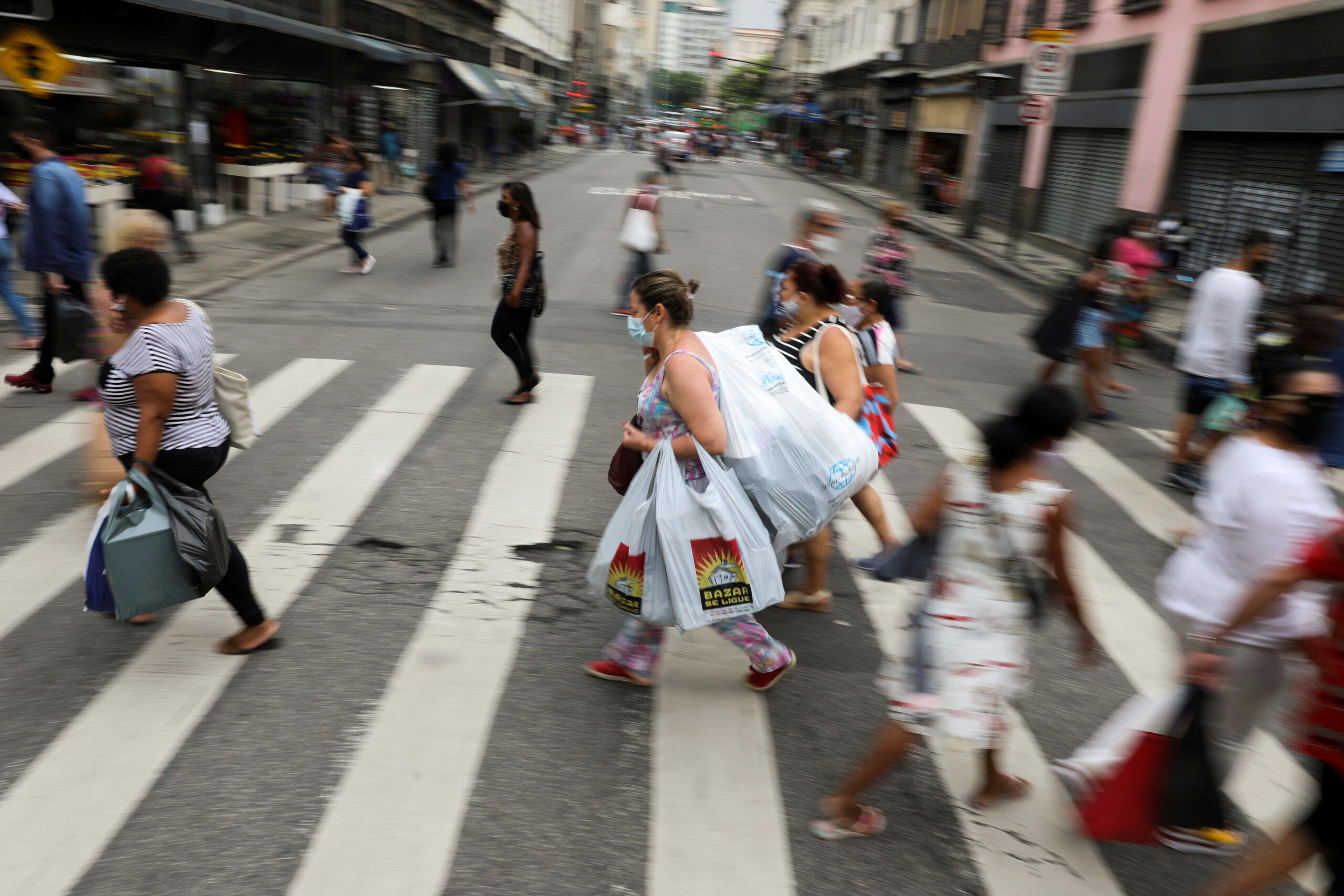 Intenção de consumo das famílias atinge o maior patamar deste ano