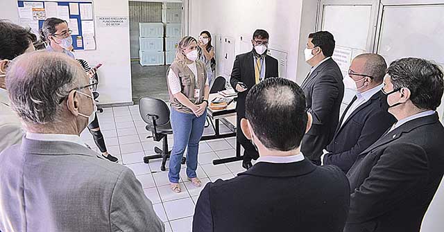 Deputados visitam centro de distribuição de vacinas