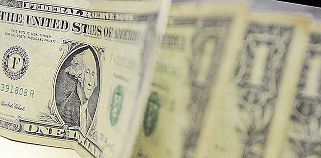 Intervenções do BC ajudam a segurar dólar