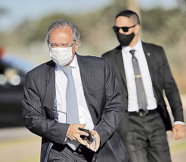 Governo vai adotar “seguro-emprego” para proteger trabalho formal, diz Guedes