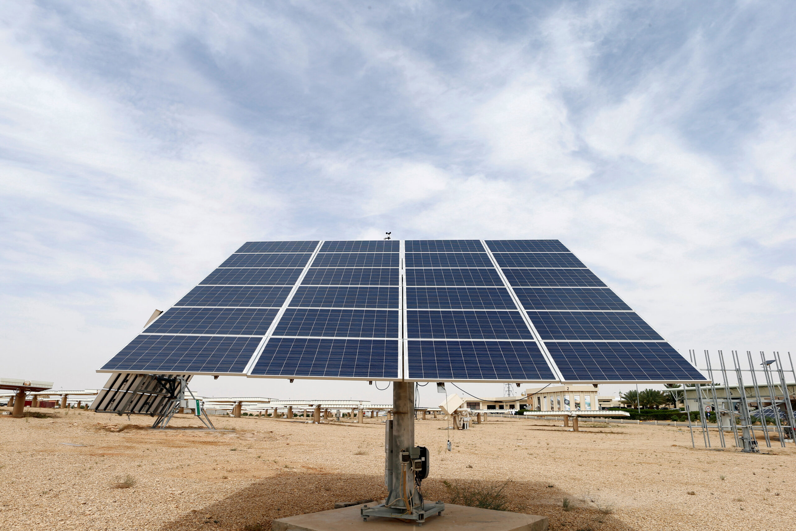 Entre os beneficiados estão os investidores de painéis solares, que podem reduzir os custos da energia - uma vantagem aproveitada principalmente por famílias de alta renda, bancos e grandes redes de varejo | Crédito: Faisal Al Nasser/Reuters

Usada em 11-11-19
Usada em 13-12-19
Usada em 29-01-20
Usada em 20-08-20