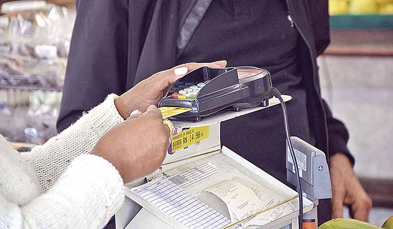 Taxa de juros a famílias chega a 41% ao ano em março