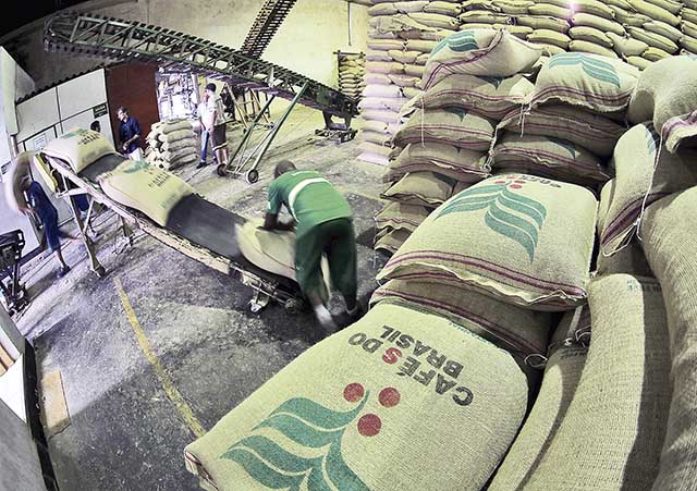 Com 54,9% de participação no valor nas exportações do agronegócio mineiro, o faturamento do café avançou 21,7% | Crédito: REUTERS/Paulo Whitaker