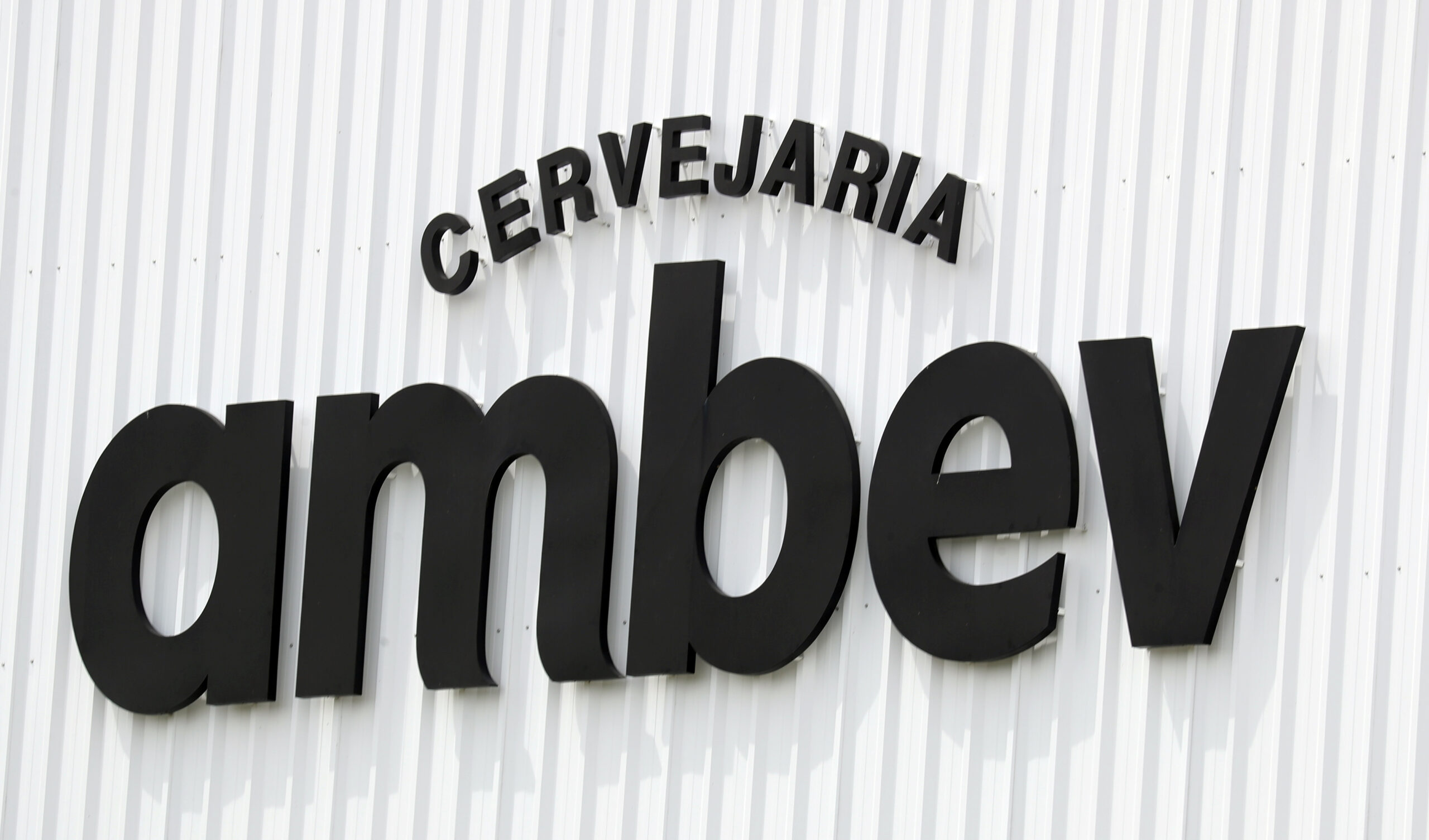 Ambev mais do que dobra lucro no 1º trimestre e atinge R$2,7 bi
