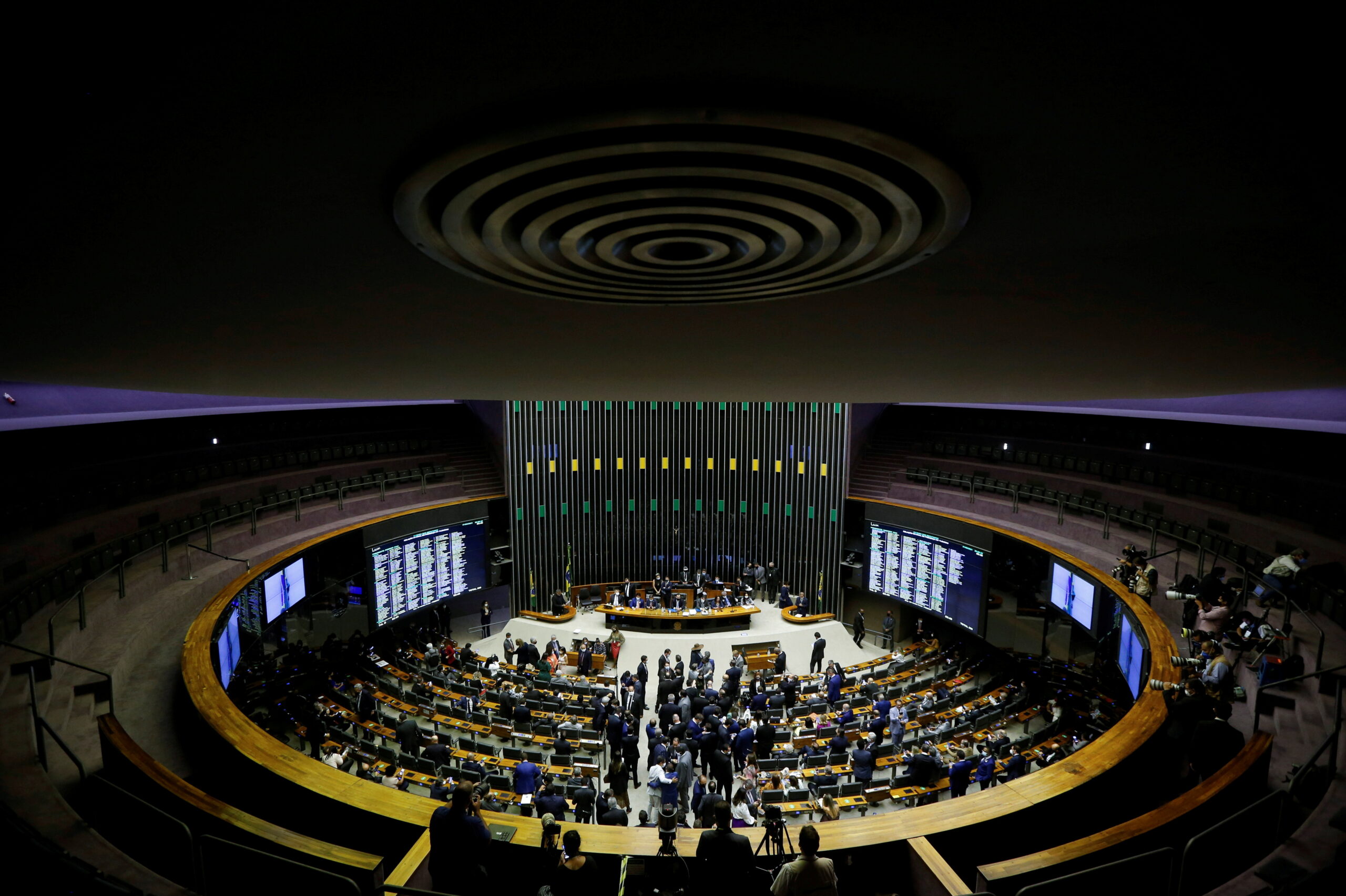 Câmara aprova texto-base de projeto que flexibiliza licenciamento ambiental