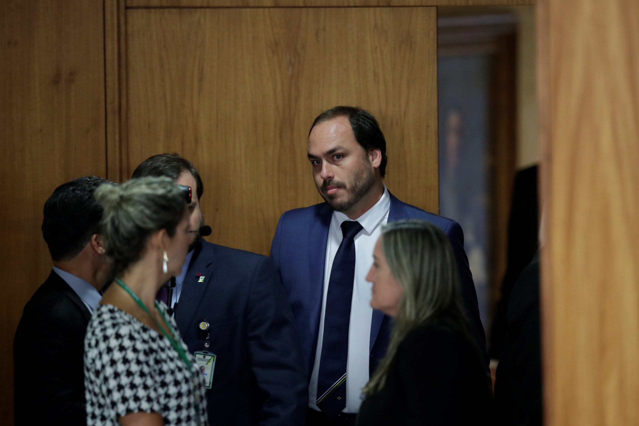 Senador entra com requerimento para convocar Carlos Bolsonaro à CPI da Covid