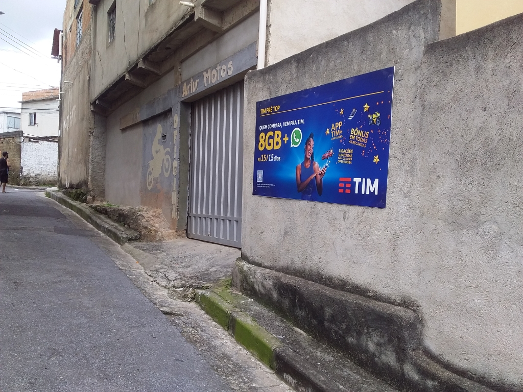 TIM remunera moradores da periferia de BH com publicidade nos muros