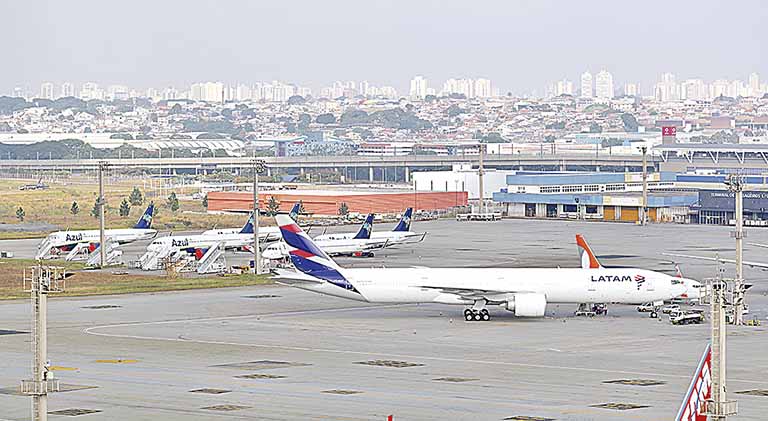 Azul cogita comprar operação da Latam Airlines no Brasil
