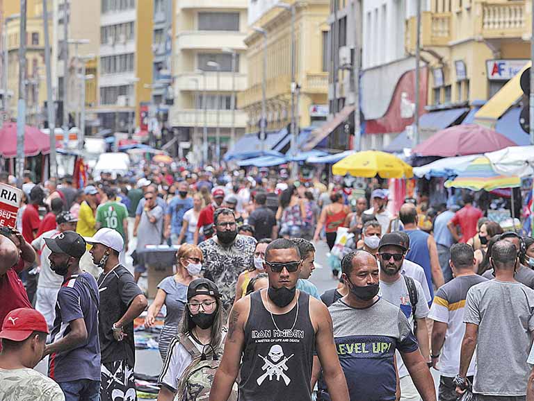 No terceiro mês do ano, as vendas varejistas recuaram 0,6% e o setor voltou a ficar abaixo do nível pré-pandemia | Crédito: Amanda Perobelli/Reuters