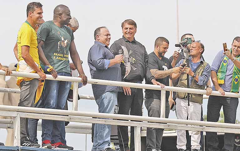 Ato político com Pazuello coloca Bolsonaro em choque com líderes do Exército