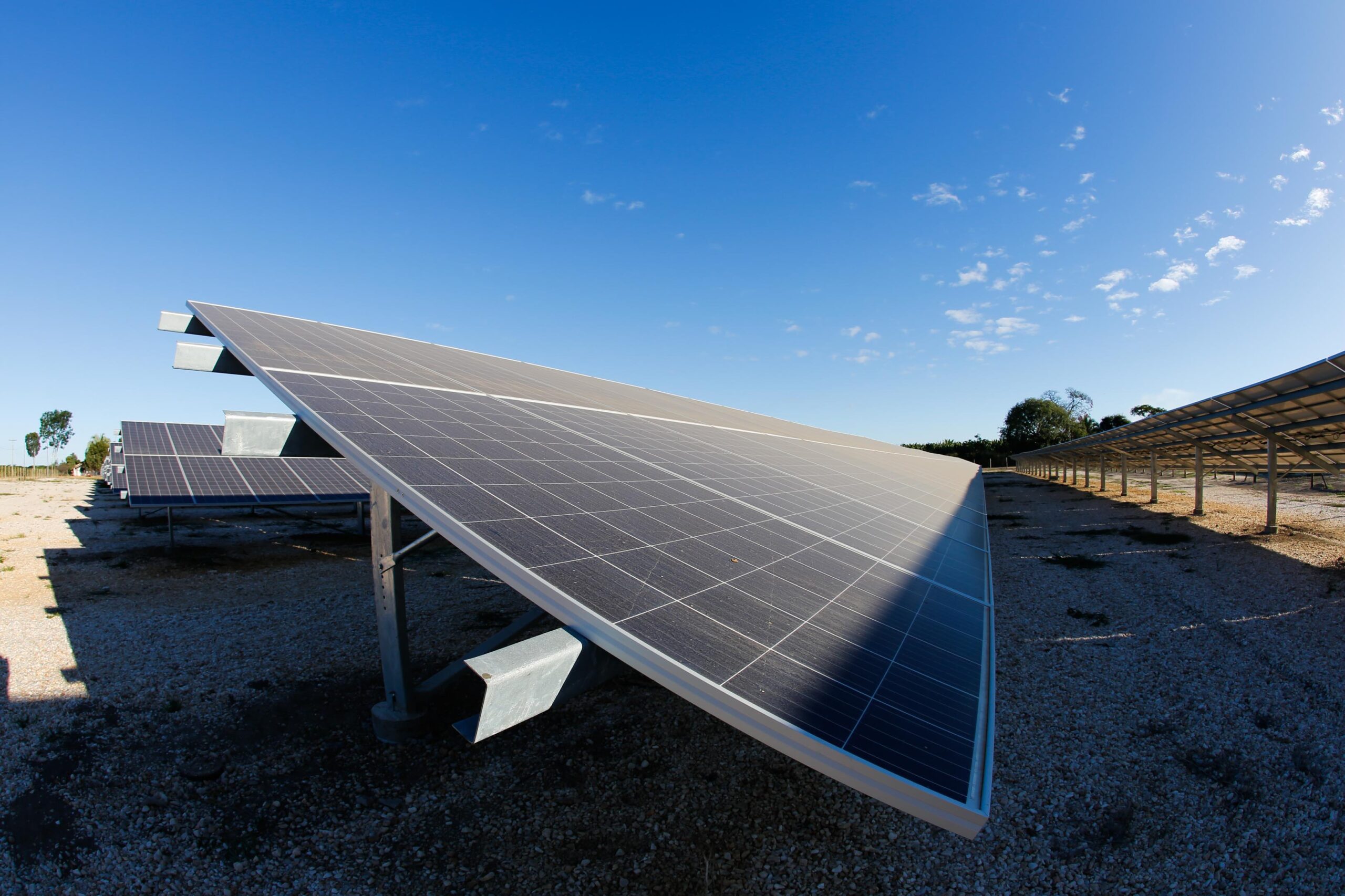 Implementação de energias renováveis é urgente, mas ainda enfrenta desafios