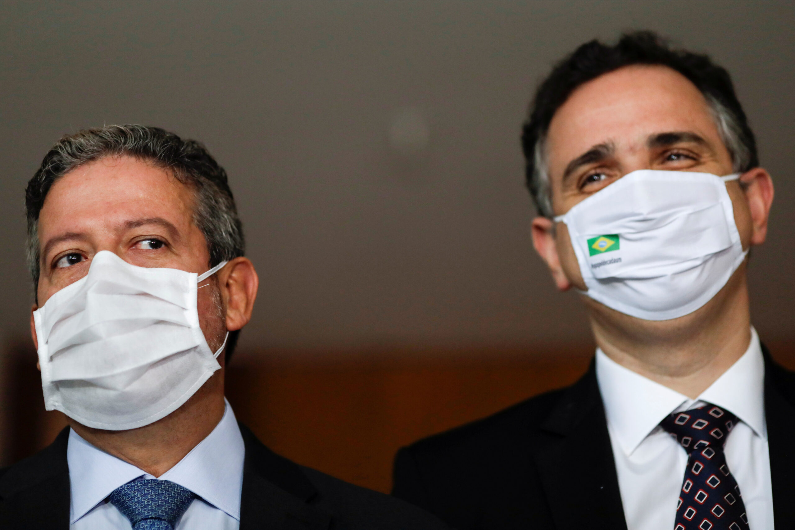Presidentes da Câmara e Senado pressionam por programa social permanente