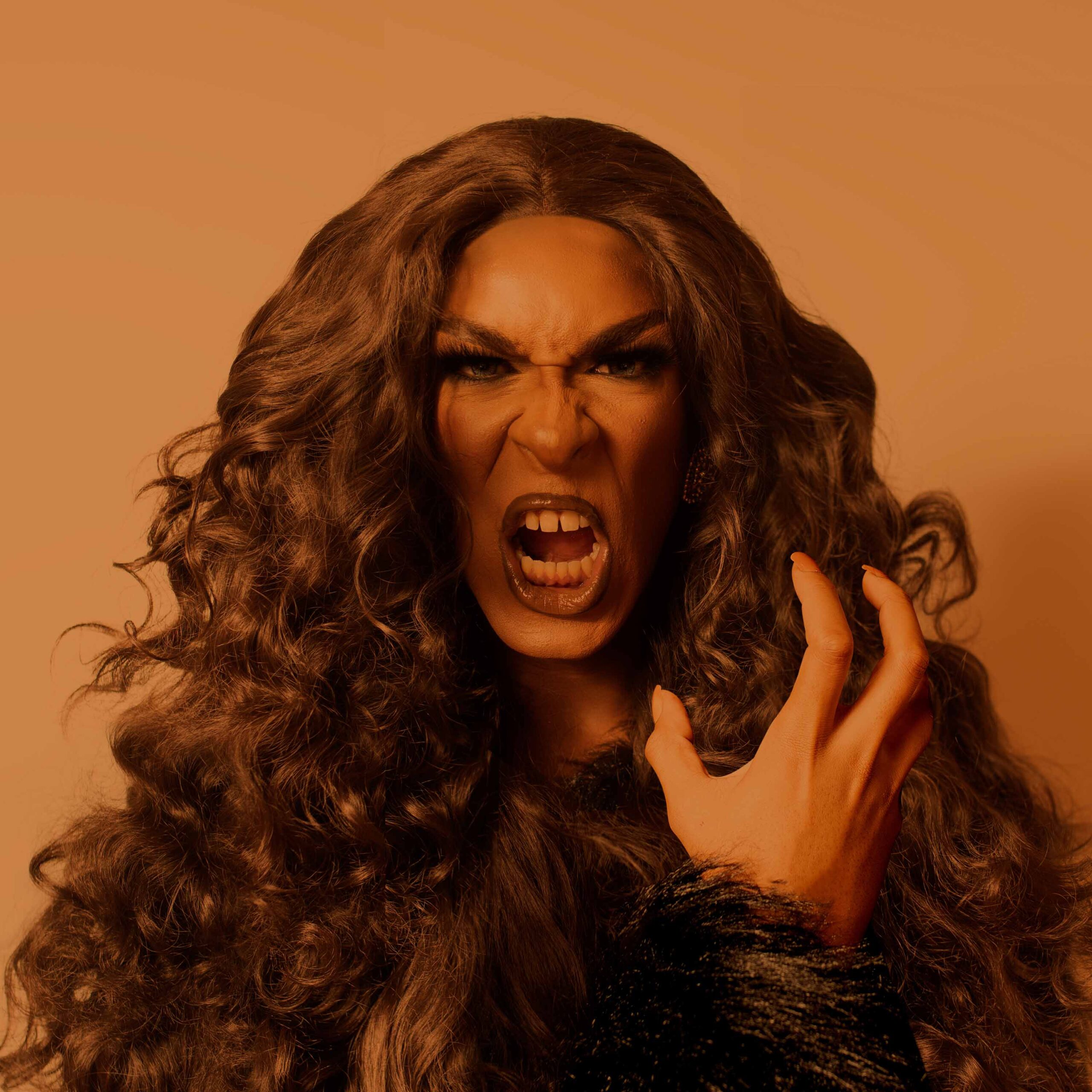 Azzula lança o videoclipe da música “Suor”