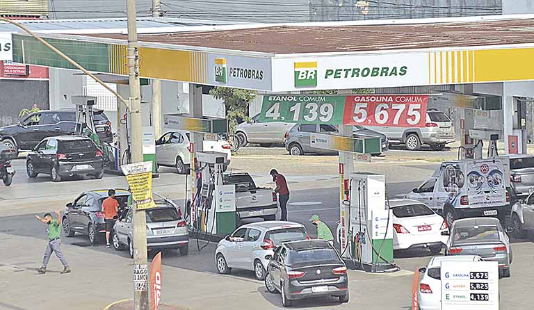Gasolina fica mais barata nas refinarias da Petrobras a partir de sábado