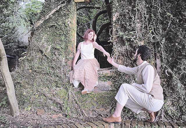 Pós-Fliaraxá termina com teatro e música