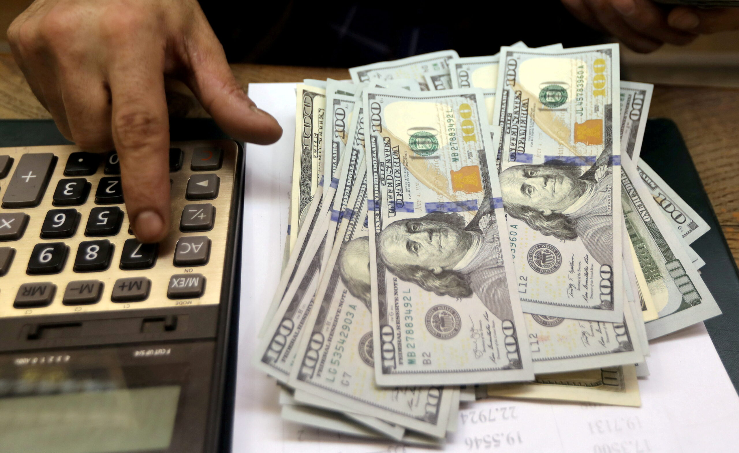 Dólar supera R$5,13 com temores políticos domésticos; mercados aguardam Fed